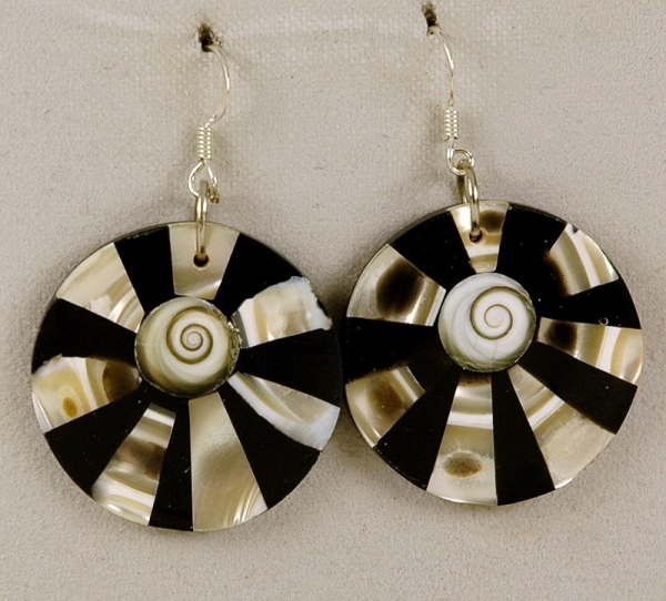 Tolle Ohrringe -  Shiva Auge und Perlmutt Muschel